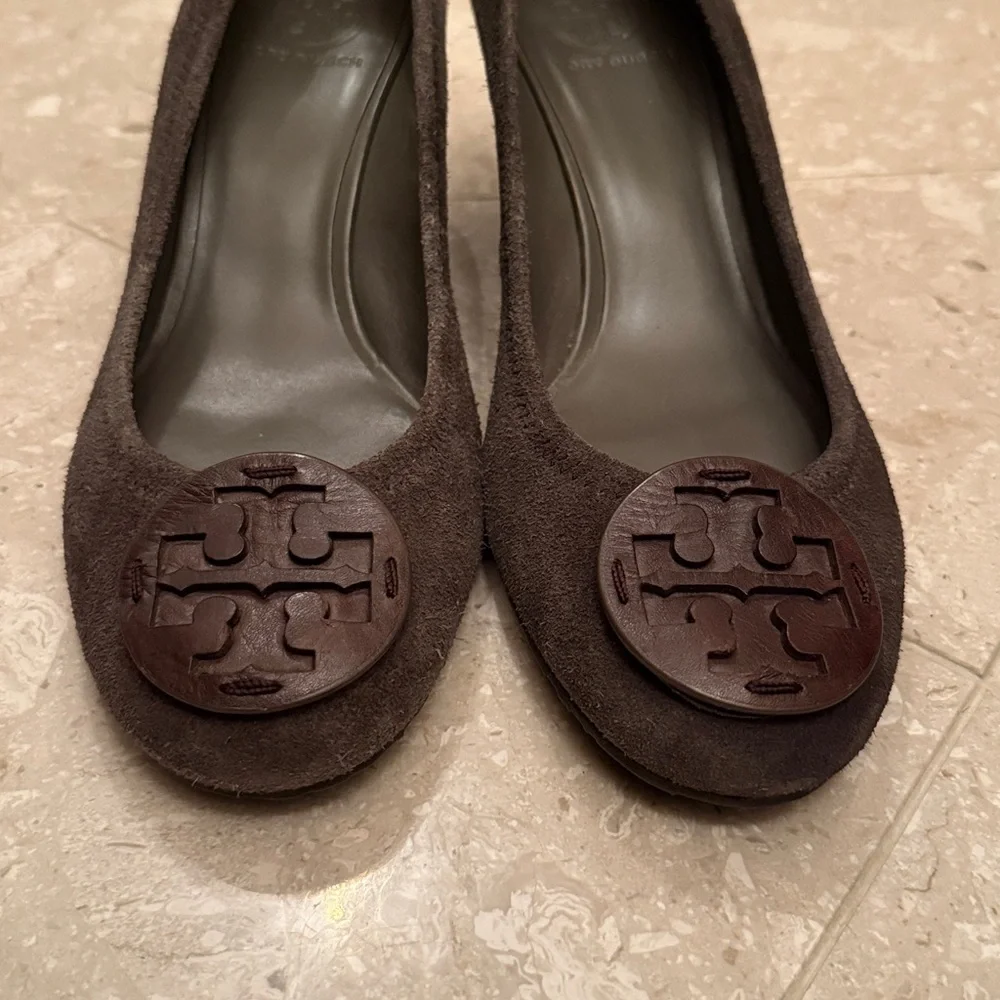 Tory Burch Sally Wedge Pumps in Gray Suede Brown Logo Size 11